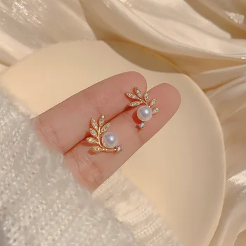 Lapas inkrustēts pērļu auskari sievietēm 2022 jaunu modes mazi auskari modes personības dizaina temperaments auskari